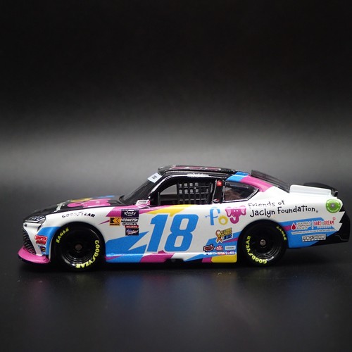 2024 TOYOTA SUPRA 18 SHELDON CREED FRIENDS OF JACLYN NASCAR 1:64 SCALE MODEL CAR - Afbeelding 2 van 7