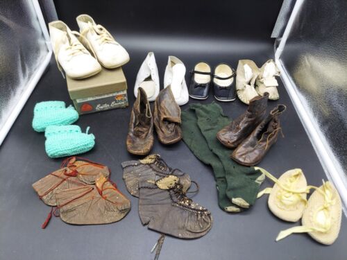 Lote de 10 pares de zapatos de bebé vintage/antiguos algunos botones, algunos botines + calcetines - Imagen 1 de 7
