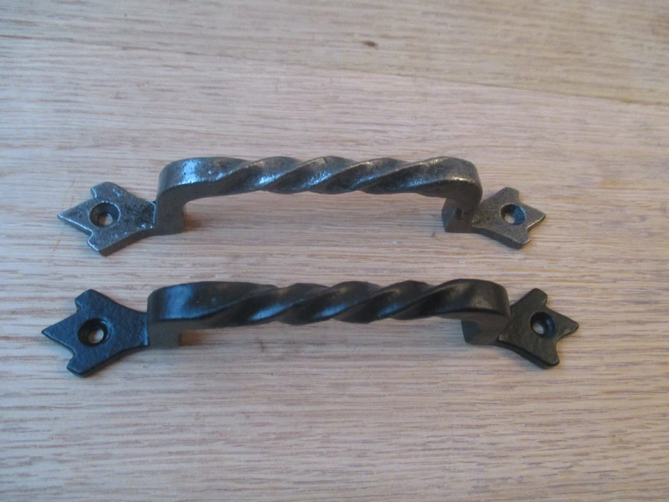 CAST IRON OLD GOTHIC TWISTED KITCHEN CABINET DOOR CUPBOARD DRAWER D PULL HANDLES - Image 3 of 3