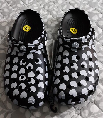 New-UNISEX CROCS CLASSIC HEART PRINT CLOGS- BLACK/WHITE .SZ 13M