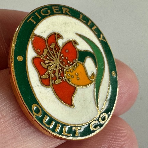 Vintage Tiger Lily Quilt Co. Spilla - Quilting Club o logo marca tessuto - Foto 2 di 3