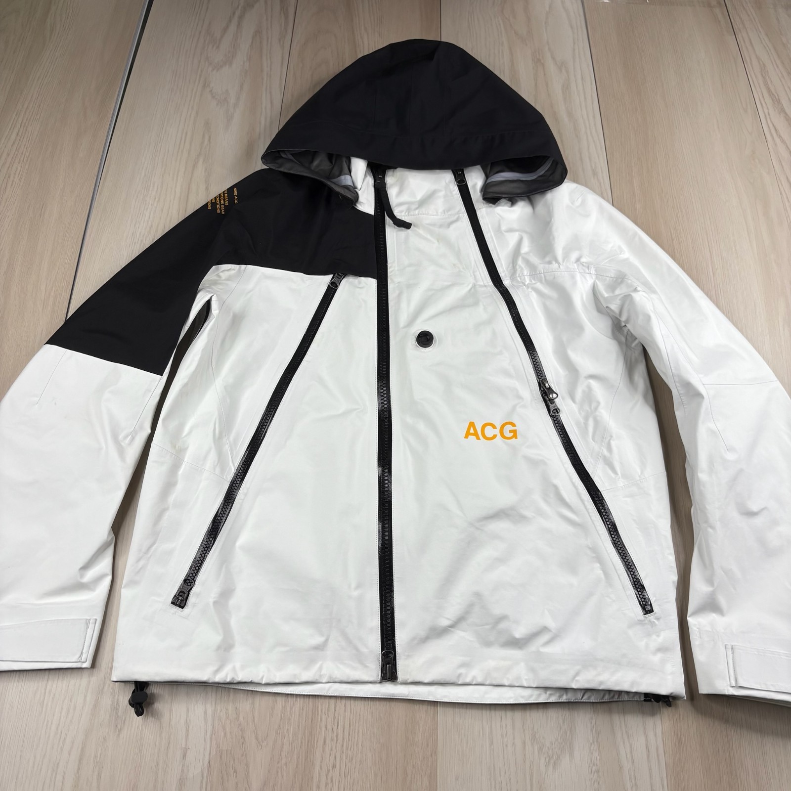 SACAI X NIKE Giacca impermeabile Nike Lab ACG uomo bianco e nero Gore Tex full zip taglia small