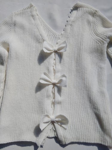 Suéter para mujer mediano blanco con botones de lazo - Imagen 9 de 10