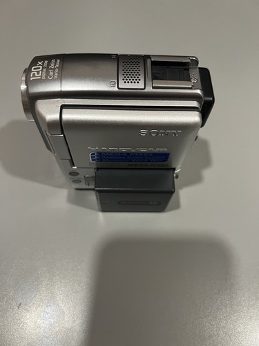 Sony Handycam DCR-PC109E PAL - Photo 3 sur 8