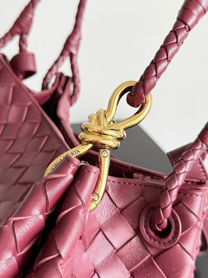 Auténtico bolso de hombro de cuero Bottega Veneta Intrecciato dorado borgoña herrajes Foto 2 de 4