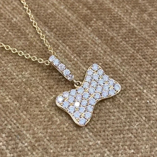 Elegante colgante de moissanita blanca de corte redondo de 2 quilates para mujer enchapado en oro amarillo de 14 k Foto 4 de 4