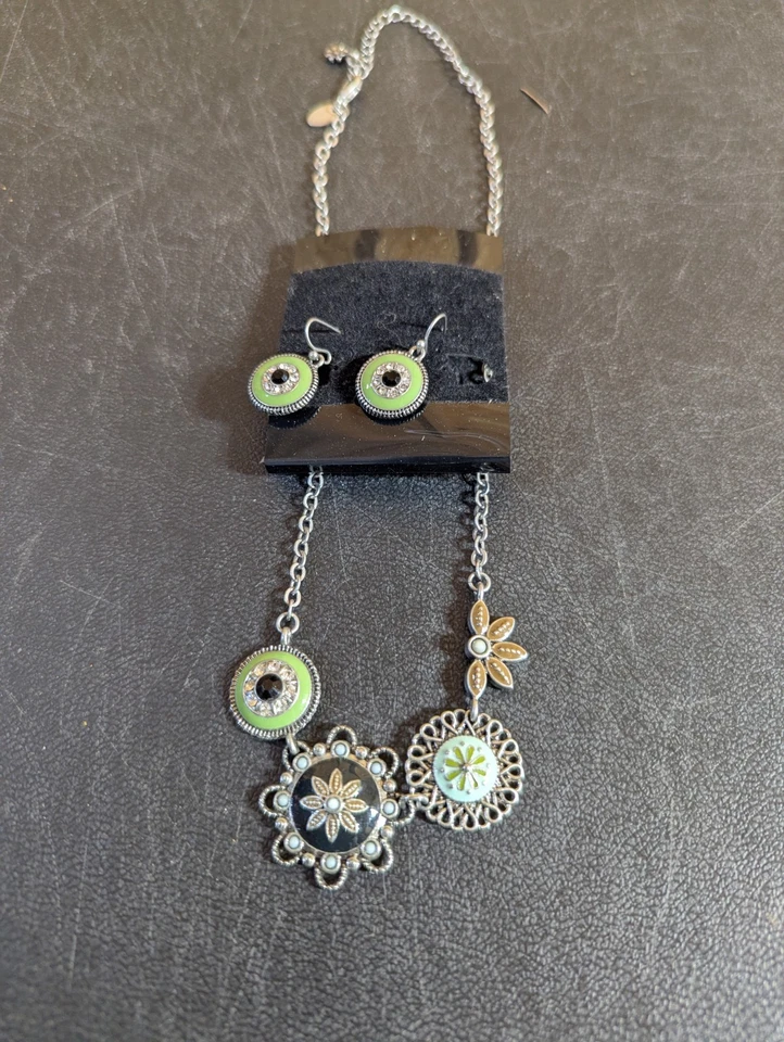 Juego de collar y pendientes Lia Sophia "Botanica" con cristales cortados, resina y esmalte Foto 2 de 4