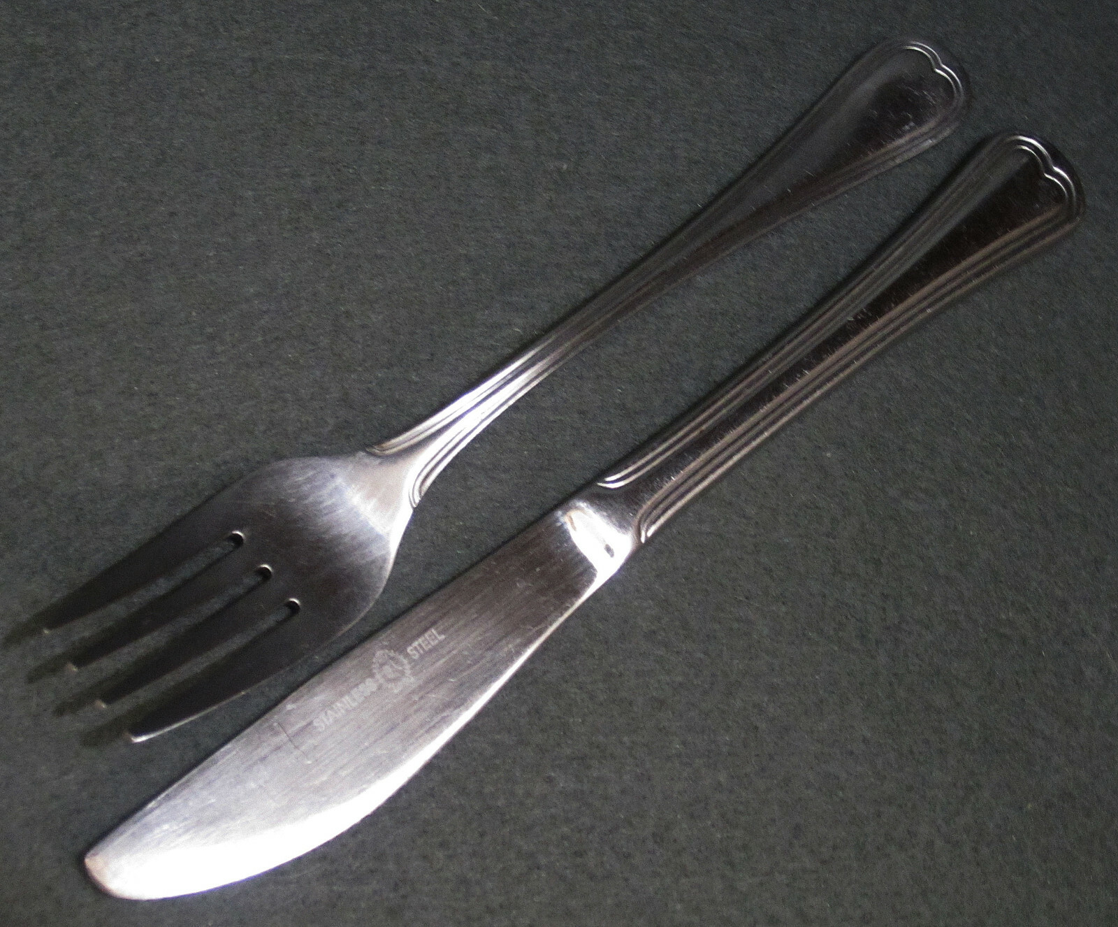 30 pcs Stainless 18/8 Sliverware Flatware 16 Dinner Forks & 14 Dinner Knives 