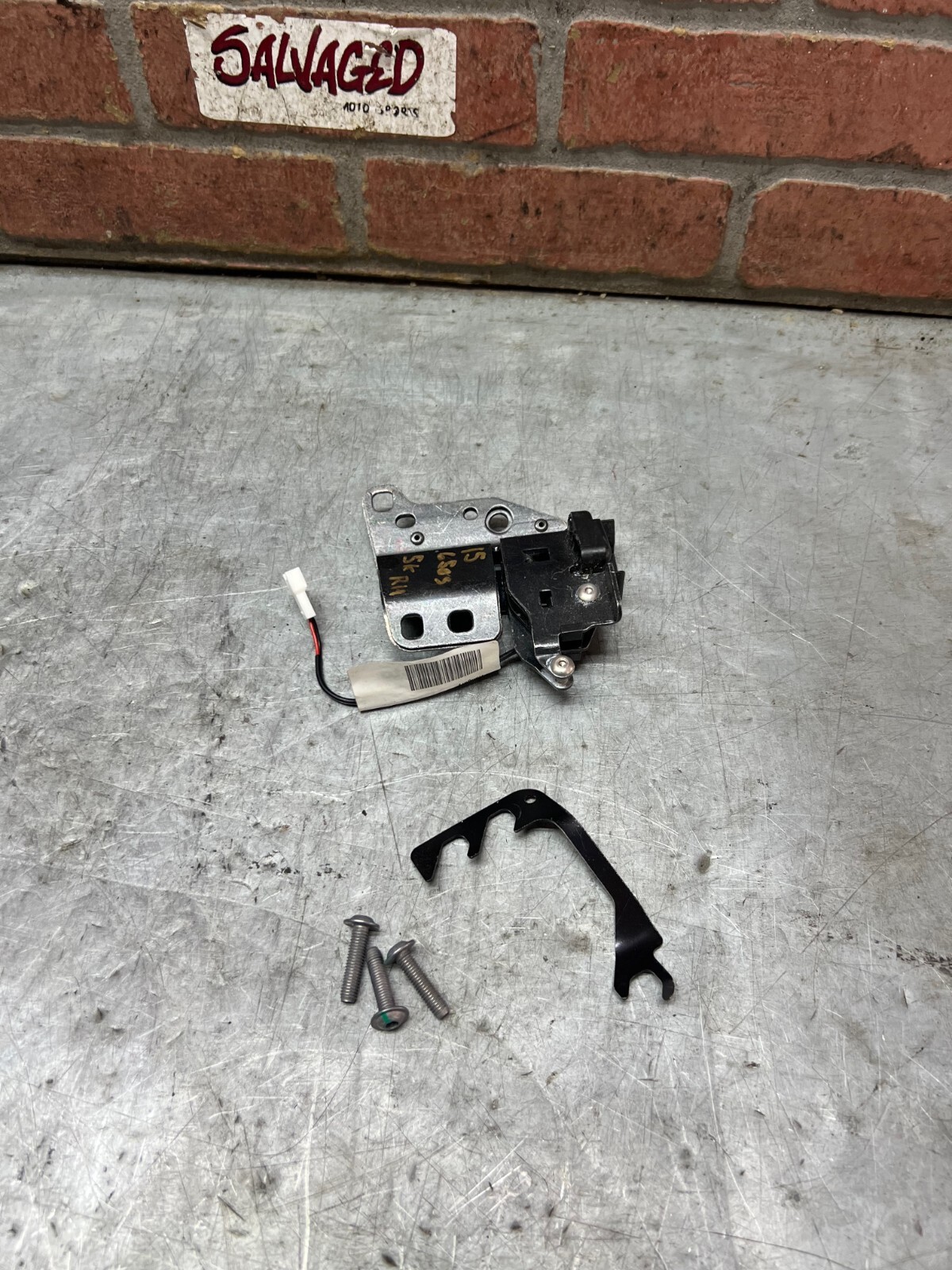 2015 MCLAREN 650S CONVERTIBLE TOP ROOF RIGHT SIDE LOCK LATCH PAD