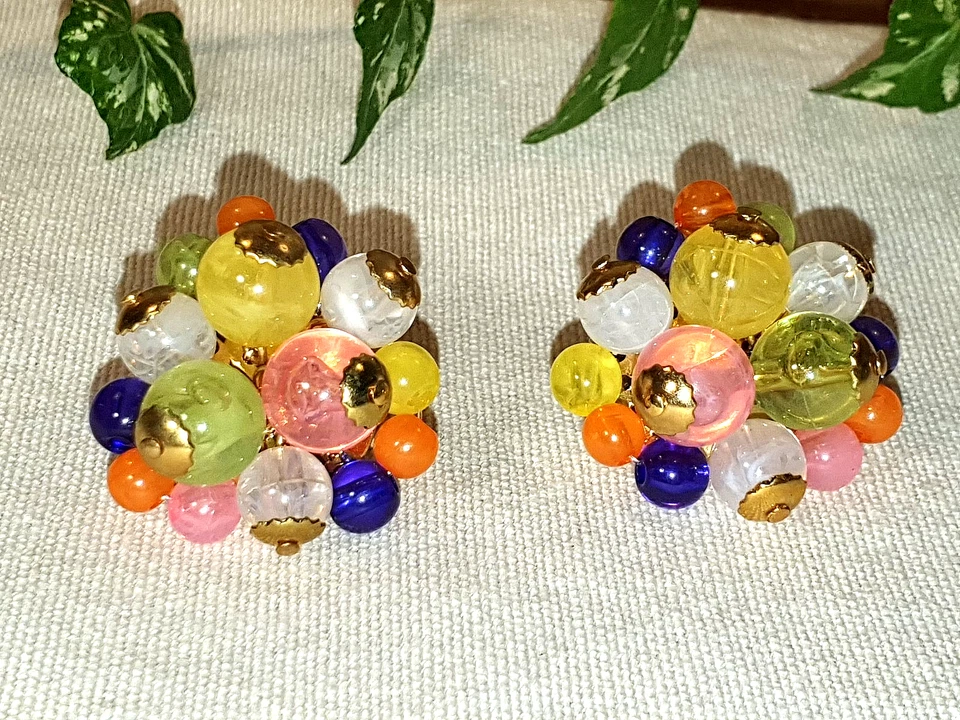 Vintage Ohrschmuck, 1980er, Ohrstecker, bunte Perlen, fröhlich, Modeschmuck Avon - Bild 2 von 4