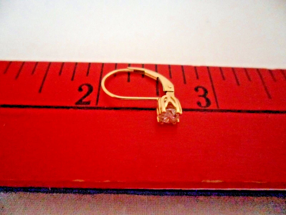 Pendientes redondos de oro amarillo de 14k de 1/2 quilate con palanca de diamantes de afinidad Foto 2 de 4