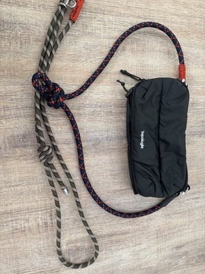 Topologie Bottle Sacoche Puffer Black Sling Tasche
