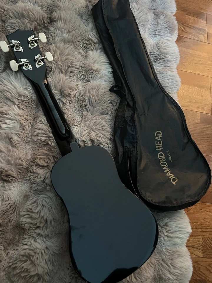 Ukelele soprano negro brillante con cabeza de diamante con bolsa - DU100 Foto 3 de 3