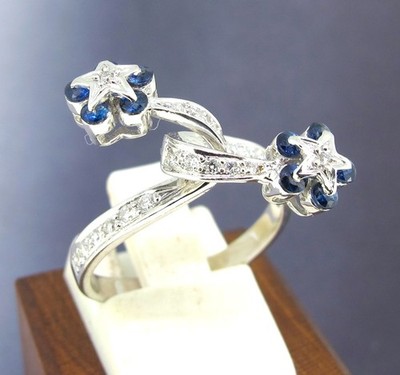 Cocktailring 18 Karat Weißgold Diamanten und Saphir zwei gedrehte Blumen Größe 8