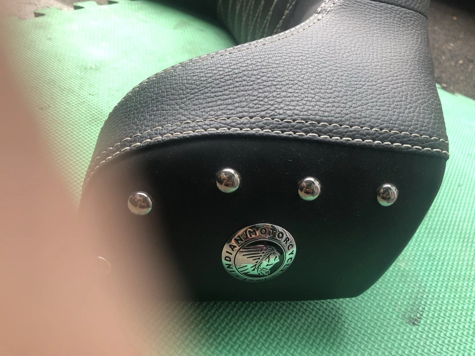 Almohadilla acolchada de cuero genuino para respaldo de pasajero Indian Motorcycle - 2880284 Foto 2 de 4