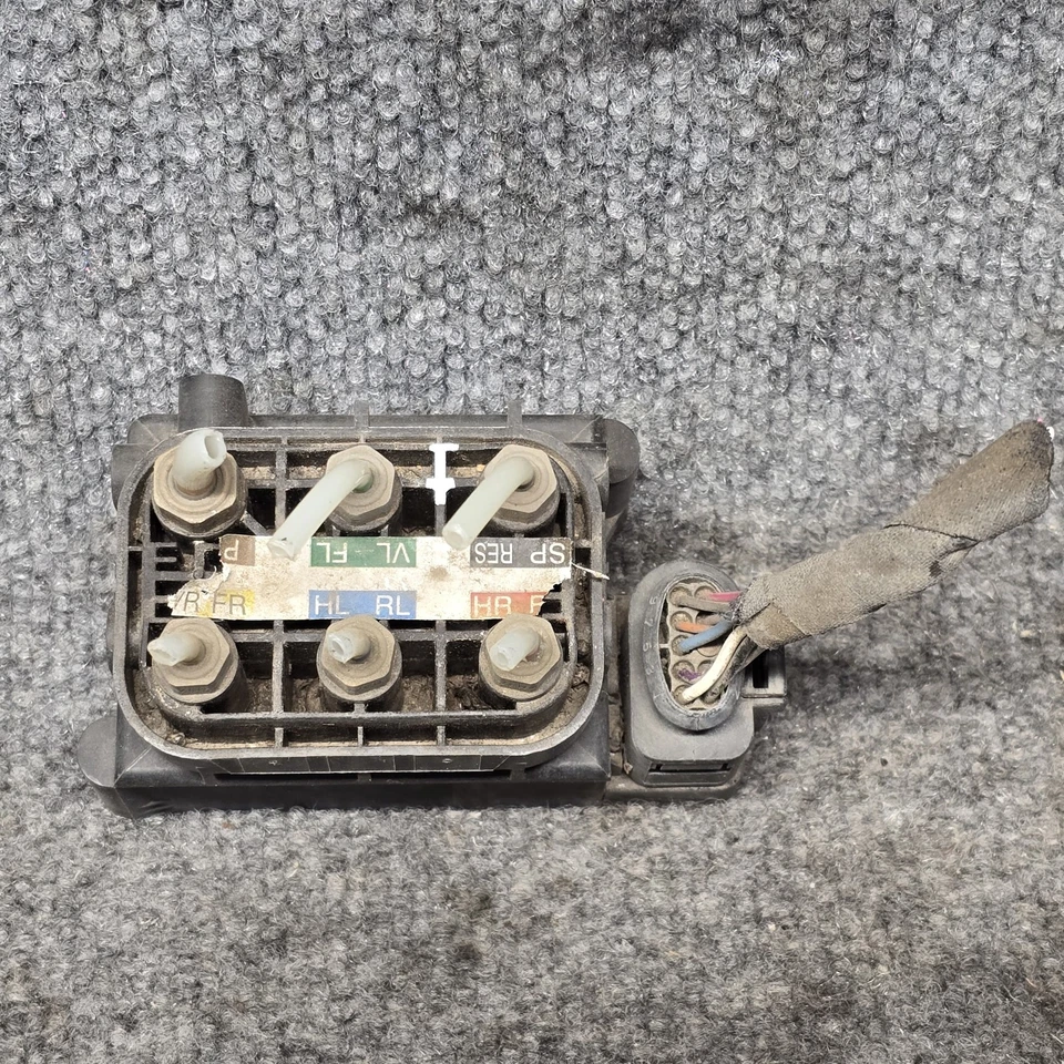 2008 Mercedes Benz GL320 cdi 4MATIC Air Suspension Valve Block - Image 2 of 4