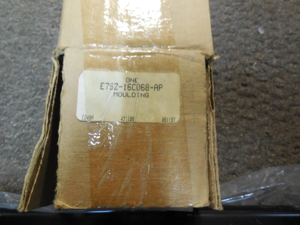 NOS 1987-1988 Ford Thunderbird Front Fender Trim Moulding E7SZ-16C068-AP - Image 2 of 4