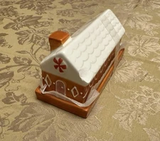 Holiday Designed Butter Dish   A Gingerbread House Butter Dish  So Cool ..