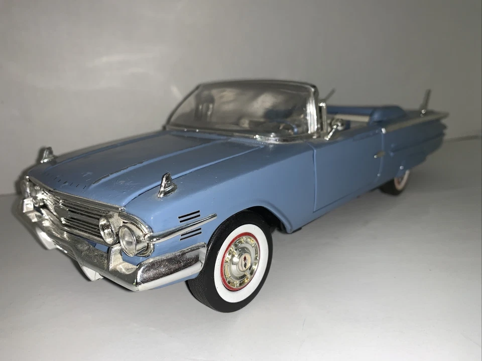 Coche modelo diecast Sun Star 1960 Chevy Impala convertible escala 1:18 Foto 2 de 4
