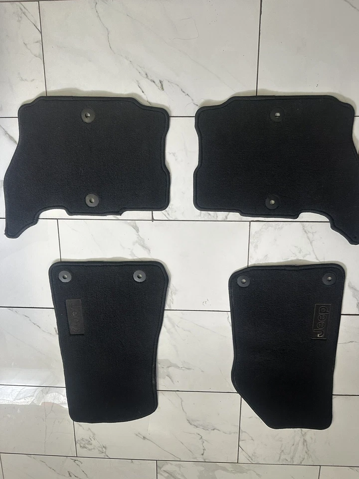 Alfombrillas Mopar 2021-2024 OEM Jeep Wrangler, juego de 4 alfombras negras originales. Foto 3 de 4