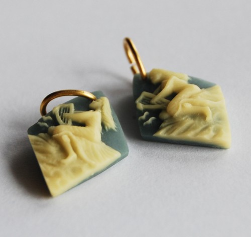 VINTAGE 2 PENDANT BEADS SIREN MERMAID HARP ON A ROCK • 20x15 • BLACK OR GRAY - Picture 5 of 5