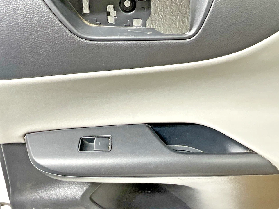 Panel de moldura de puerta trasera derecha Toyota Venza 2022 OEM*pequeño rasgado* Foto 4 de 4