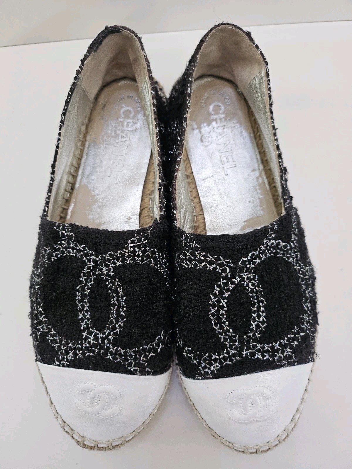CHANEL ESPADRILLES Black & White Tweed & Leather 39 Authentic Rare CC Logo Flats image 3