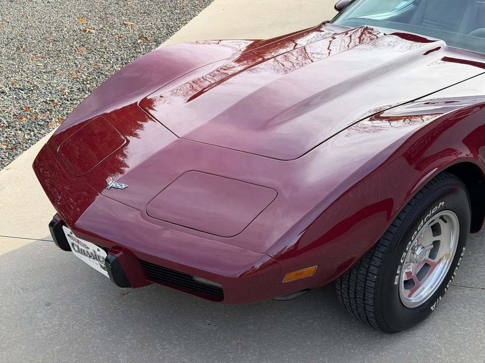 Chevrolet Corvette 1977 cupé 350 V8 techo en T automático Foto 3 de 4