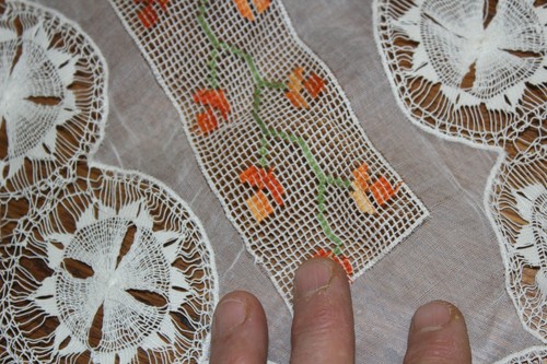 ANTIQUE BATISTE OVAL DOILY-WIDE HAIRPIN LACE BORDER HANDWORK CENTER 19" X 10" - Picture 4 of 4