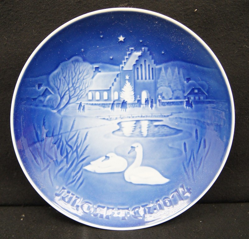 BING & GRONDAHL B&G 1974 Annual Christmas Plate 7.25" Christmas In The Village