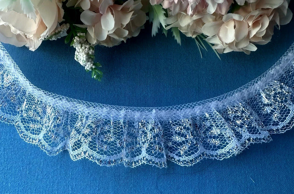 Encaje con volantes de 1 pulgada de ancho blanco/plateado precio por yarda Foto 4 de 4