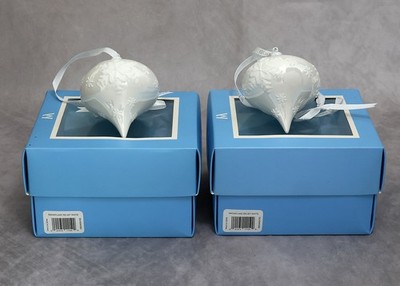 Wedgwood 'Schneeflockenrelief weiß' Christbaumschmuck zum Aufhängen beide verpackt