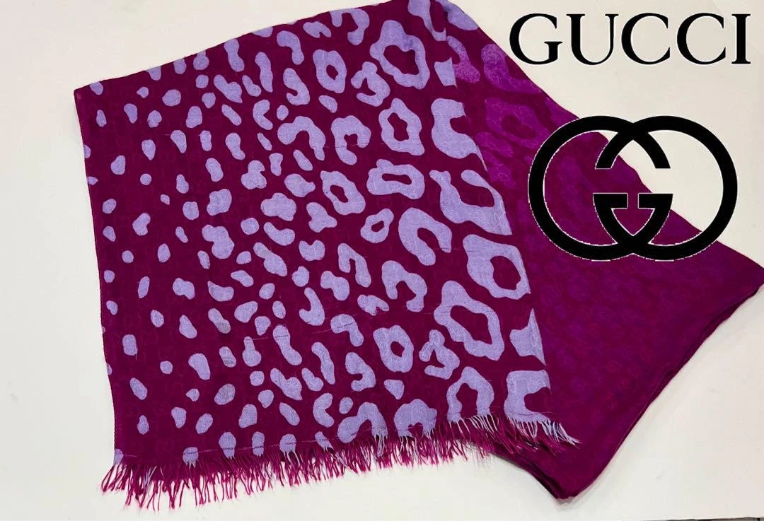 Châle long Gucci motif Gg grande étole logo léopard du Japon
