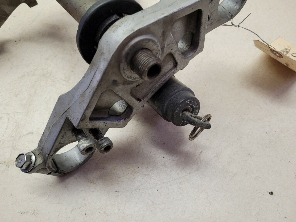 85 Kawasaki ZX900 900 triple tree, with ignition switch and key