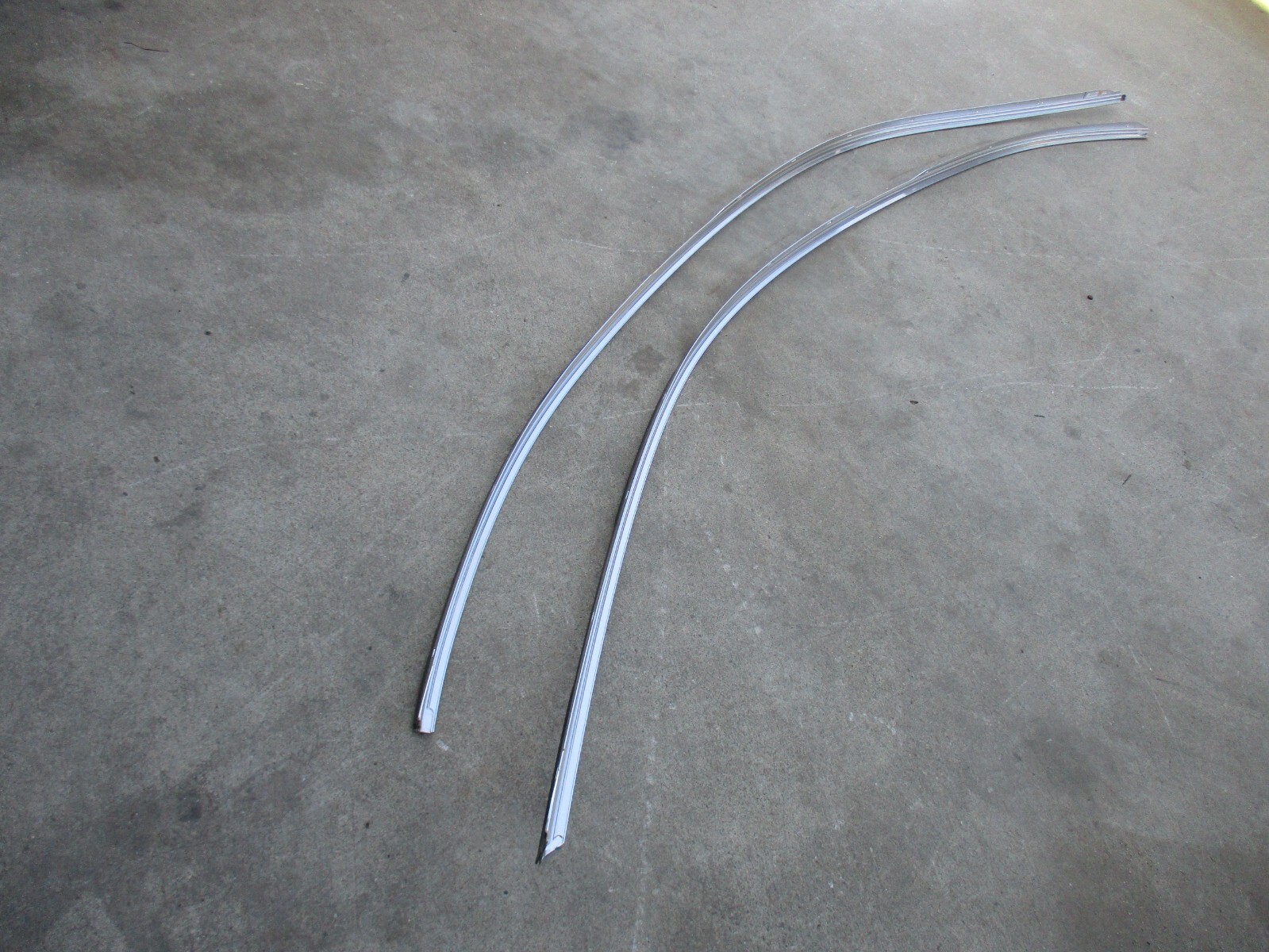 14-17 2017 Maserati Ghibli LEFT & RIGHT SIDE DOOR UPPER MOLDING 6700431180