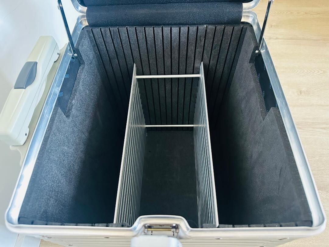 Rimowa Pilot Trolley Suit Case Topaz IBM Limited Edition 40L Rimowa Pilot Trolley Suit Case Topaz IBM Limited Edition 40L