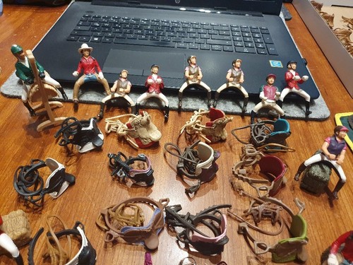 Schleich 12 seltene Reiter mit Sattel Zaumzeug Decken Trensen Heu Halter Western - Bild 4 von 17