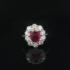 Anillo Clásico Platino 2.67ctw GIA Ovalado Rojo Vivo Rubí Diamante Halo Racimo