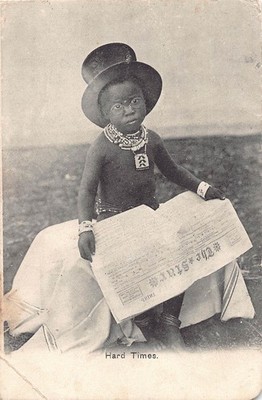 Harte Zeiten afrikanisches Kind liest Zeitung Postkarte (F608)