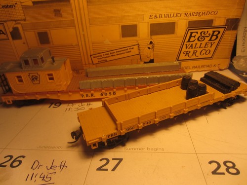 HO trains; A very nice PENNSYLVANIA boom car/work caboose and a work flat car