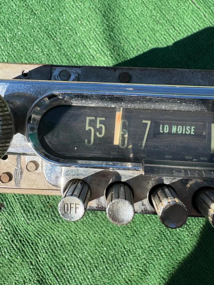 1949 1950 ? Ford Deluxe Hi Fidelity radio with push buttons and knobs 49 50 Foto 4 de 4