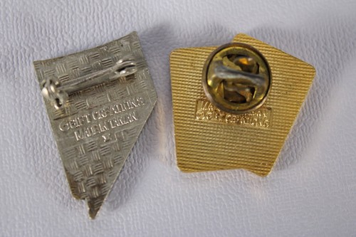 Lot Set of 2 Vintage Reno Nevada Lake Tahoe Las Vegas Playing Cards Lapel Pins - Picture 2 of 6