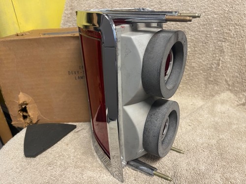 NOS FORD D6VY-13404-A 1975-78 LINCOLN CONTINENTAL RH TAIL LIGHT ASSEMBLY - Picture 9 of 10