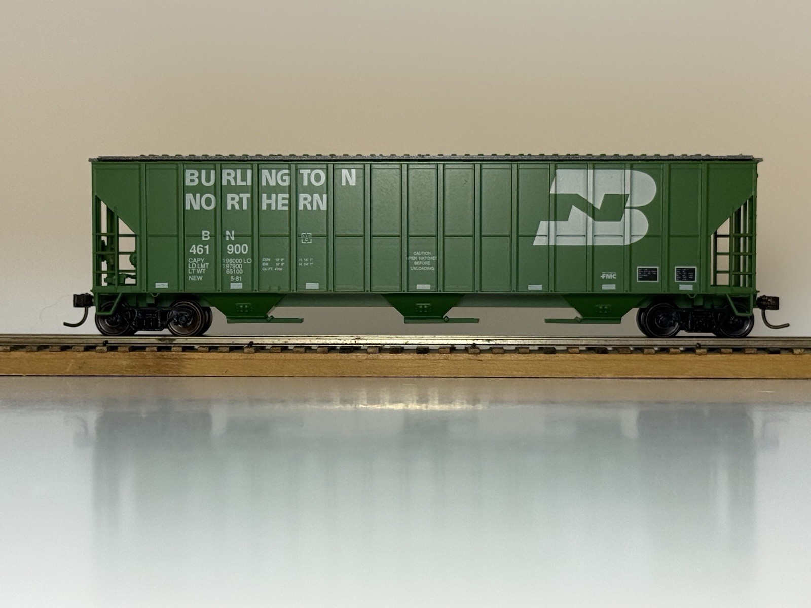 HO scale, Burlington Northern, Green PS-2, 3-bay Covered Hopper #BN-461900