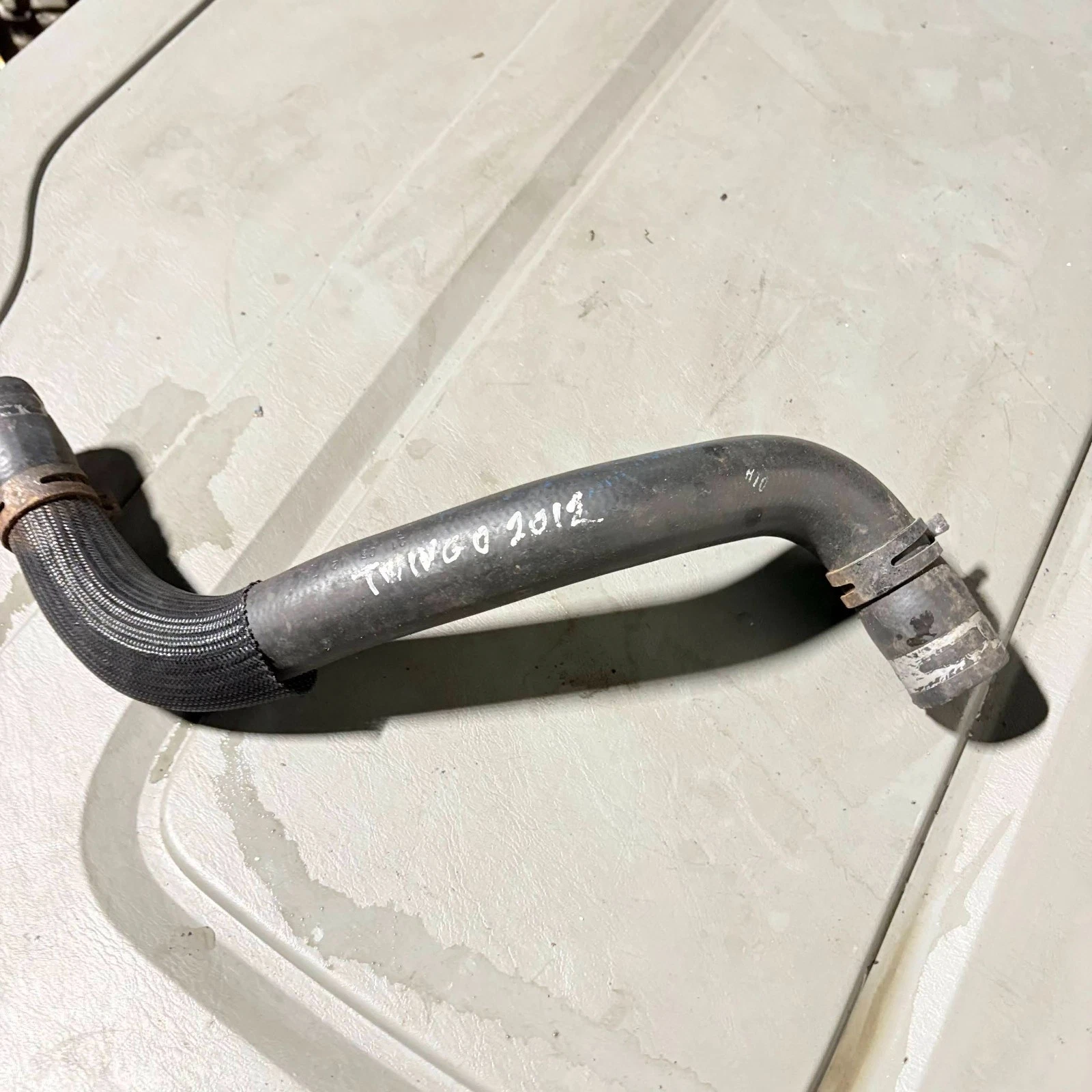 Renault Twingo II cooling system hose showing exact bends and protective sleeve