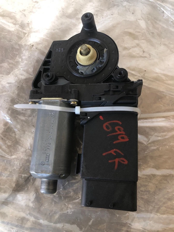 1999 - 2001 VOLKSWAGEN PASSAT переднее стекло мотор пассажирский правый RH седан - Изображение 2 из 4