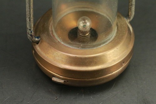 Brass Chas Beseler Co. Linterna de batería - Imagen 3 de 5