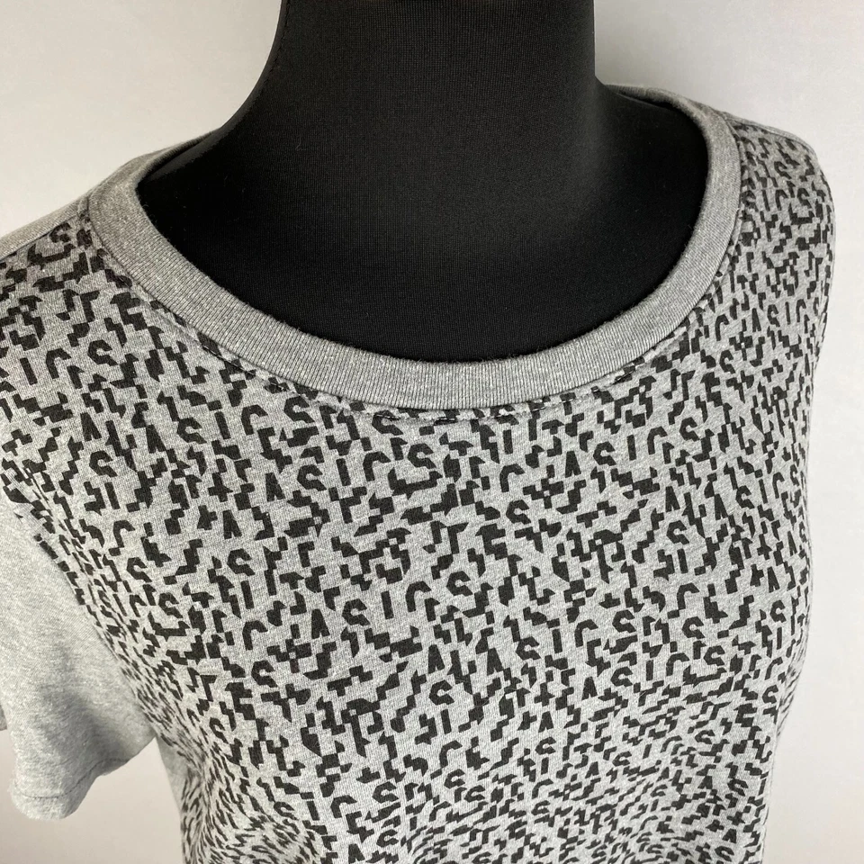 Camiseta Asics L Gris Negro Patrón Abstracto Cuadrada Recortada Ropa Activa Abertura Lados OT Foto 3 de 4