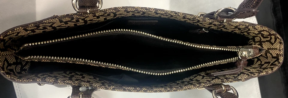 Bolso de doble asa con logotipo de lona marrón DKNY Foto 4 de 4