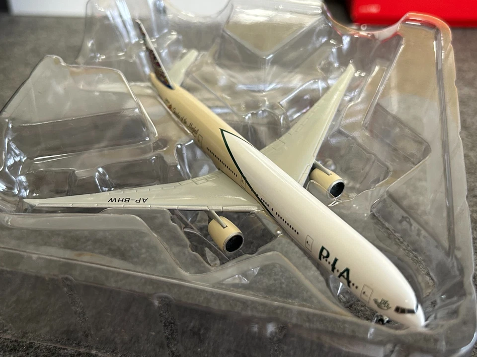 Modelo de avión Herpa 1/500 Boeing B777-300ER RAP-BHW Pakistán Foto 4 de 4